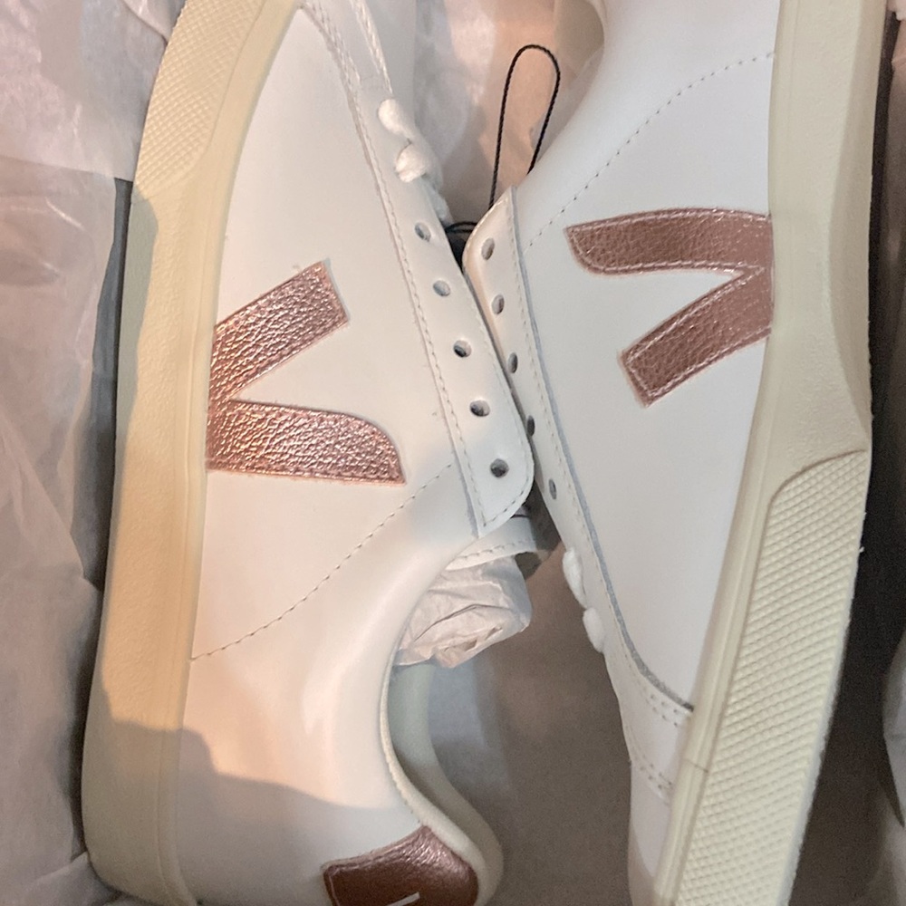 Beautiful Veja esplar Color Pink , No offer please priced to sell Thank you !